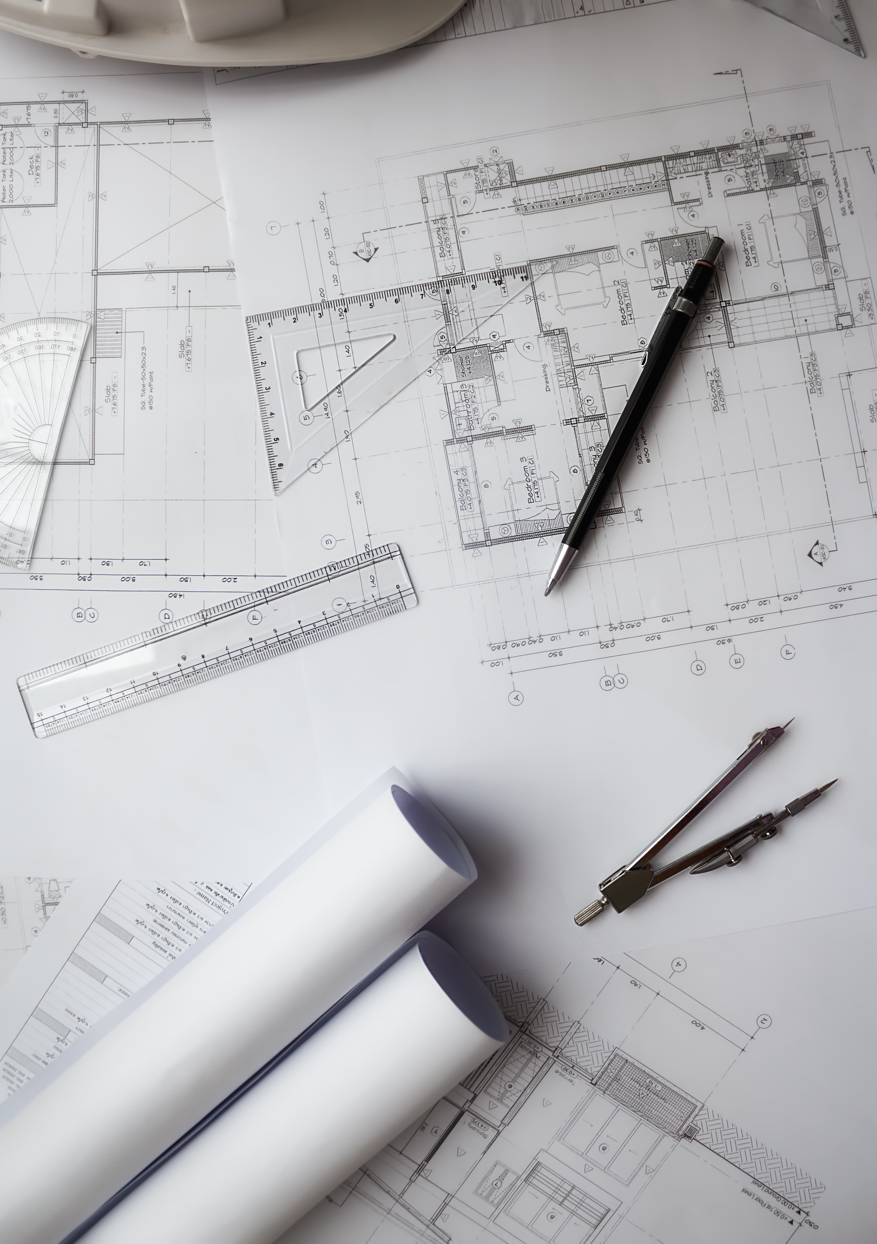 Planos arquitectónicos y herramientas de precisión